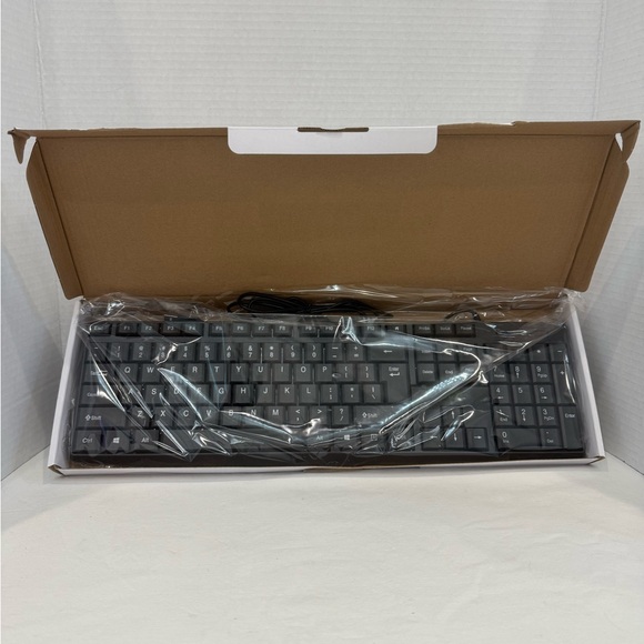 Wired Desktop Computer Keyboard — New in Box No tags - Picture 1 of 4